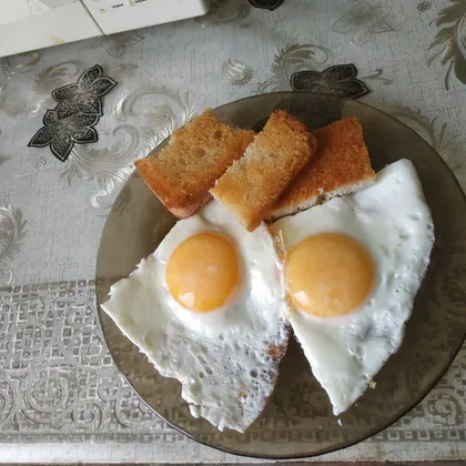 Жареные яйца с гренками