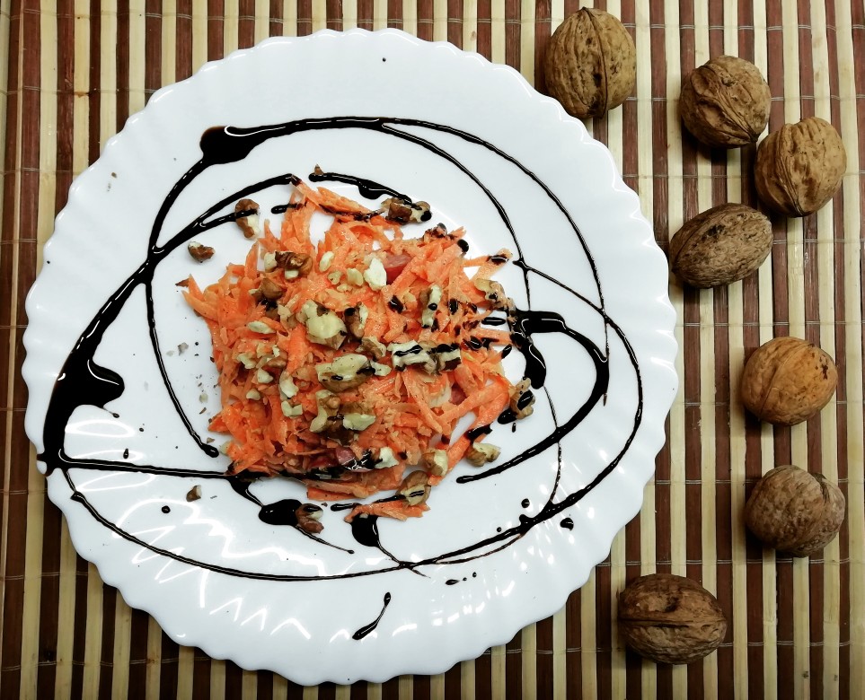 Салат с морковью, охотничьими колбасками и орехами 🥕🌰🥜🍖