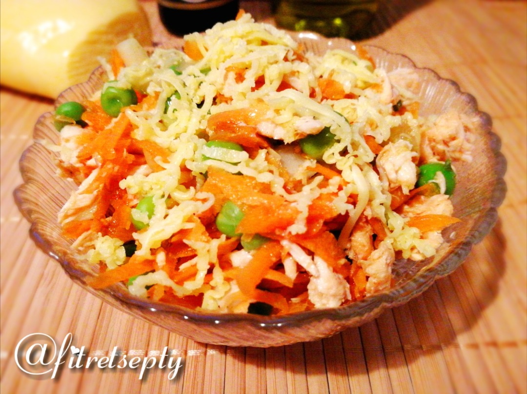 Куриный салат с горошком, морковью и сельдереем