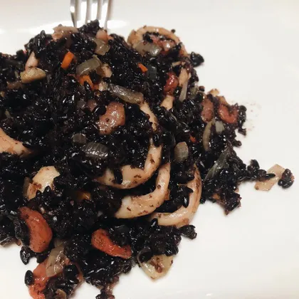 Китайский чёрный рис с морепродуктами.😍
⠀