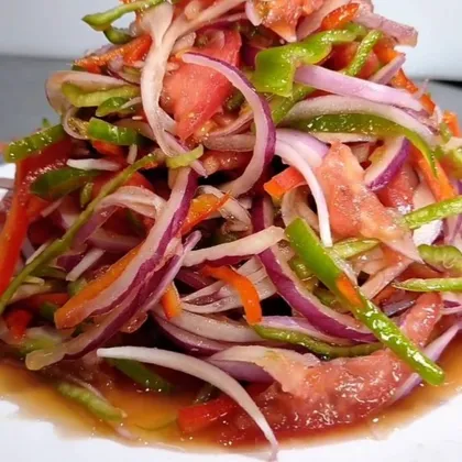 Салат из помидоров и болгарского перца с луком