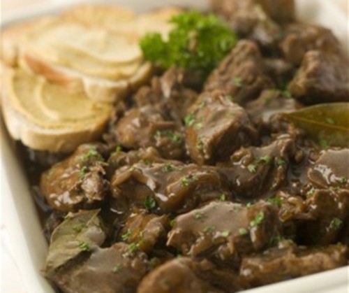 Говядина с луком, тушенная в пиве