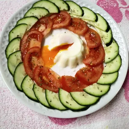 Огуречно-помидорный салат с яйцом пашот 🍳🍳