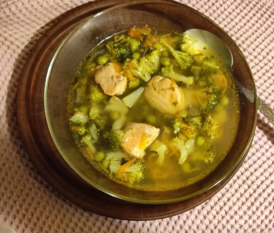 Суп с брокколи и зелёным горошком