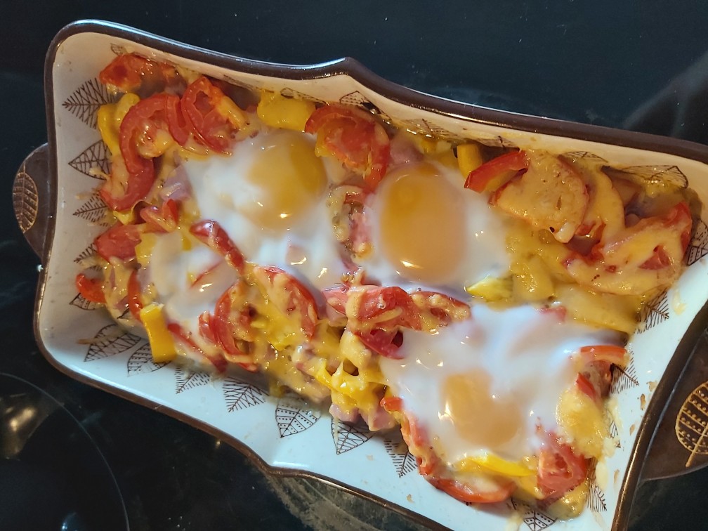 Яичница с овощами и ветчиной в духовке
