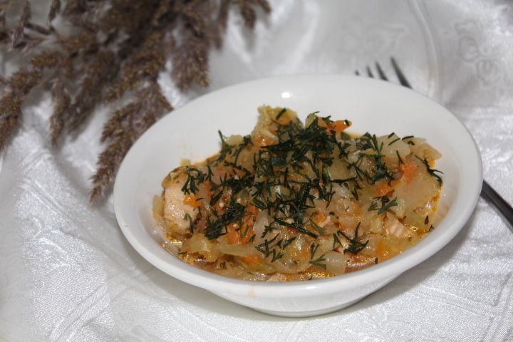 Тушеная капуста с курицей в сметане