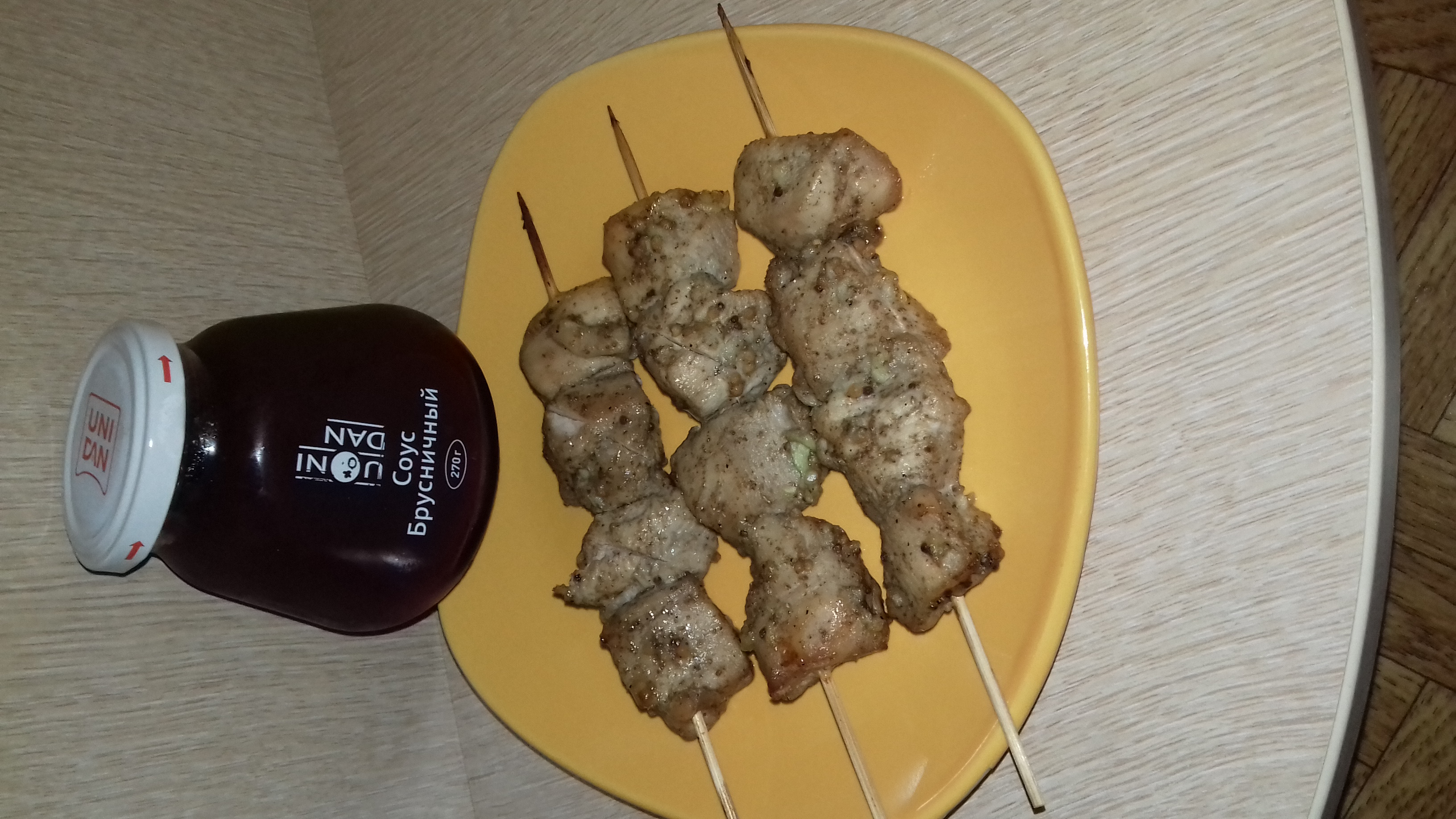 Куриный шашлык на шпажках