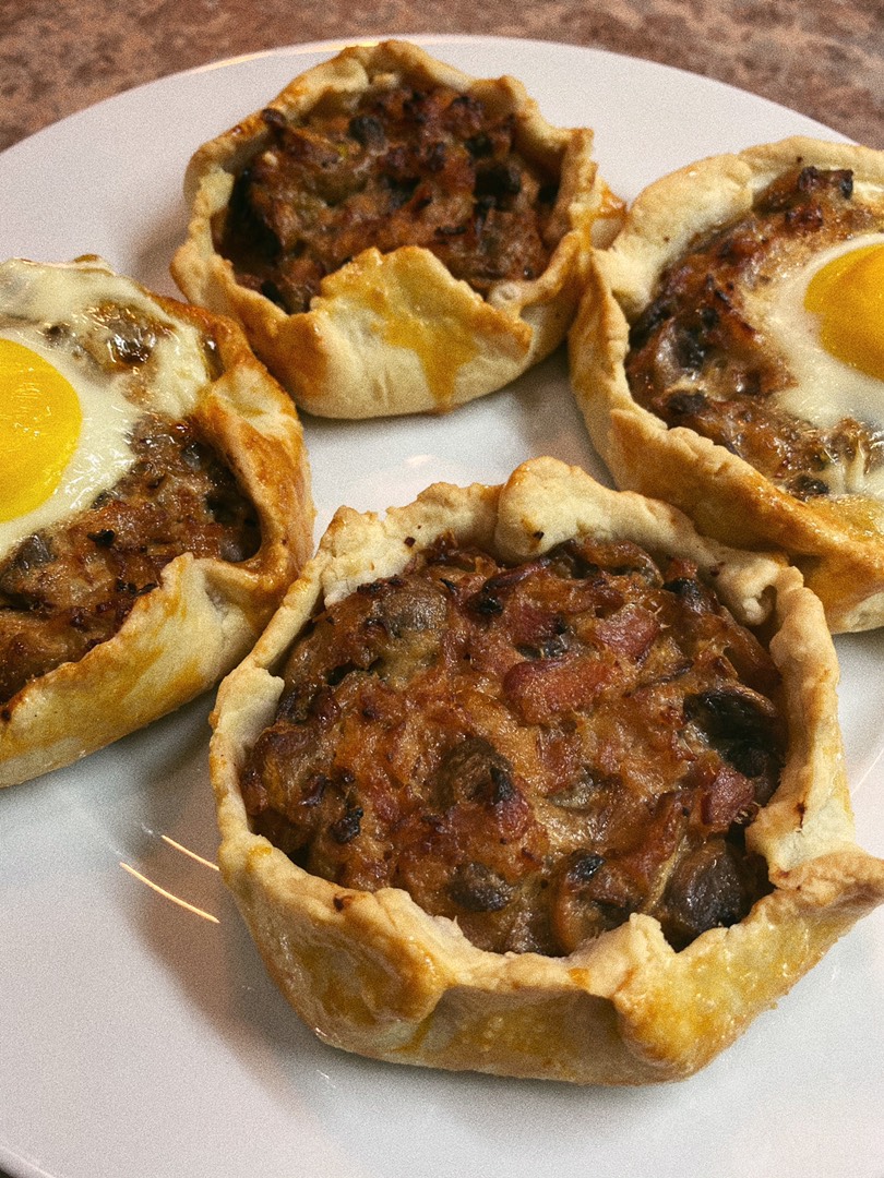Мини галеты с беконом, грибами и карамелизированным луком