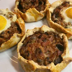 Мини галеты с беконом, грибами и карамелизированным луком