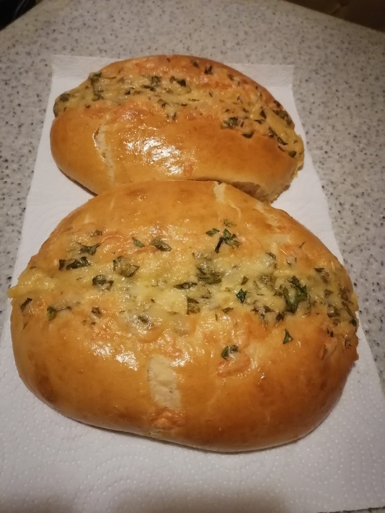 Домашний хлеб с сыром, зеленью и чесноком