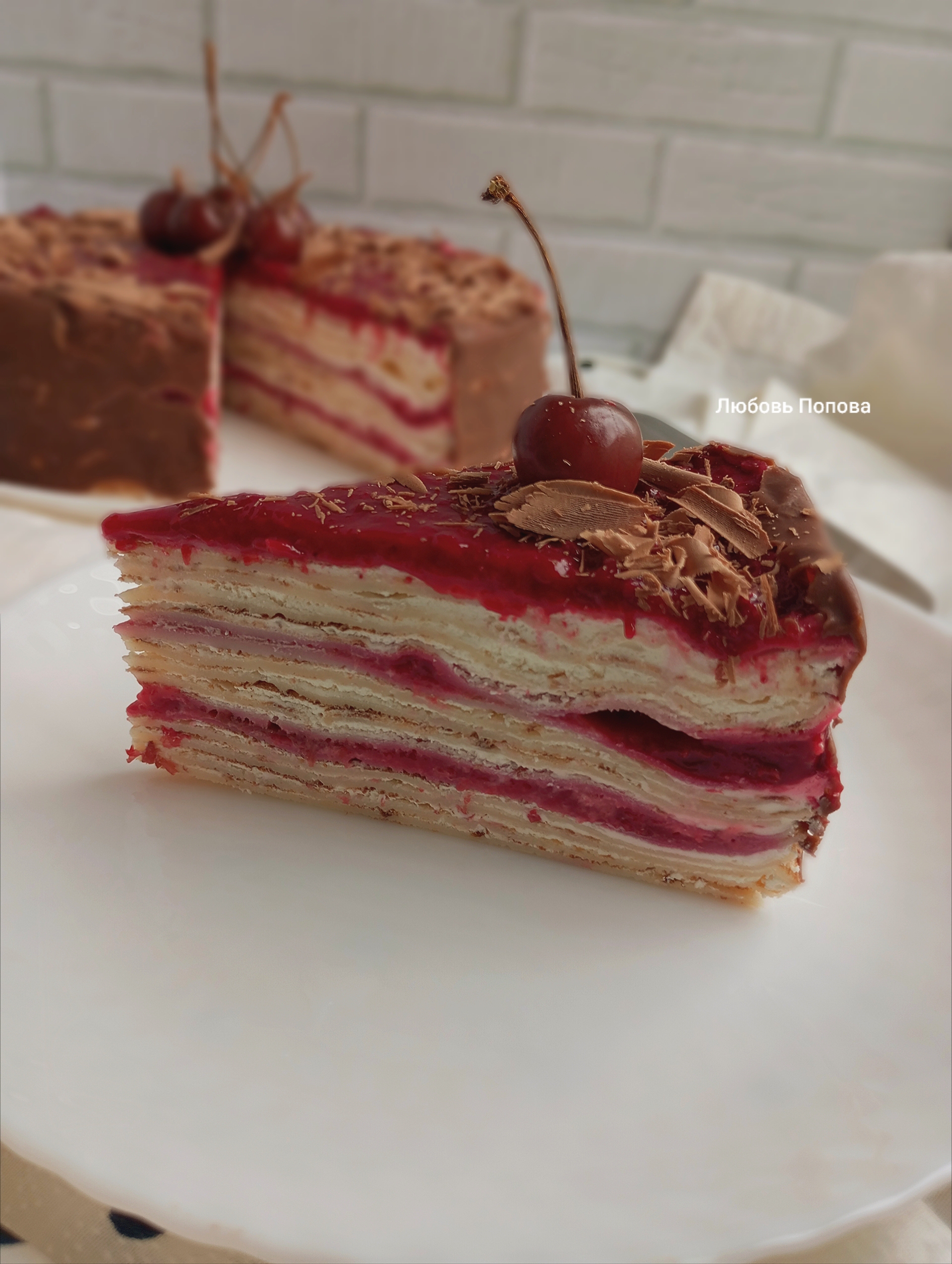 ΠΠ»ΠΈΠ½Π½ΡΠΉ ΡΠΎΡΡ Ρ Π²ΠΈΡΠ½ΡΠ²ΡΠΌ ΠΊΠΎΠ½ΡΠΈ ΠΈ ΡΠΌΠ΅ΡΠ°Π½Π½ΡΠΌ ΠΊΡΠ΅ΠΌΠΎΠΌ