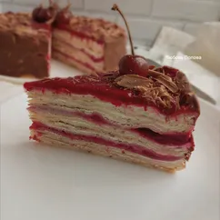 Блинный торт с вишнёвым конфи и сметанным кремом