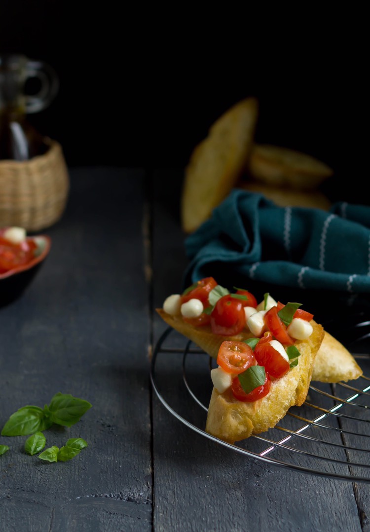Кростини с помидорами и моцареллой