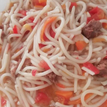 Спагетти с тушенкой и подливой