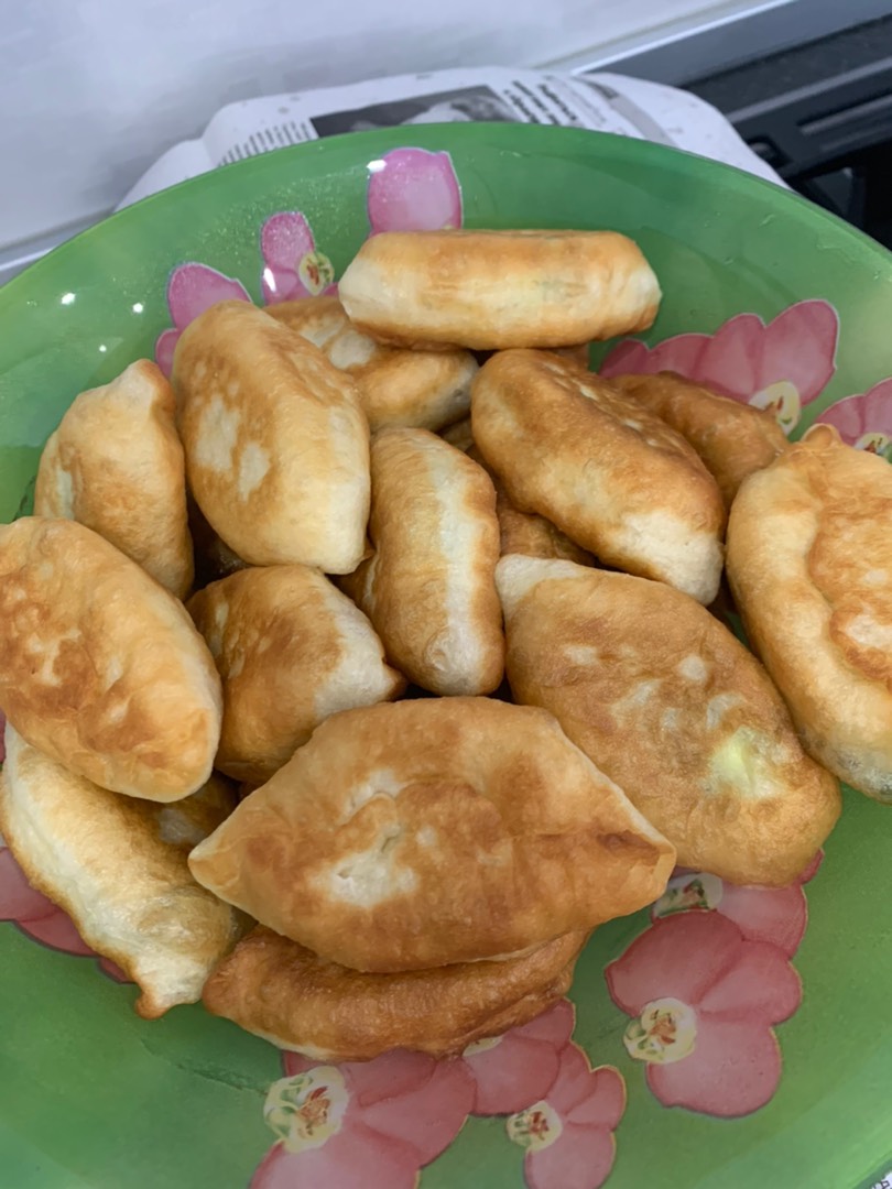 Пирожки с зелёным луком и яйцом