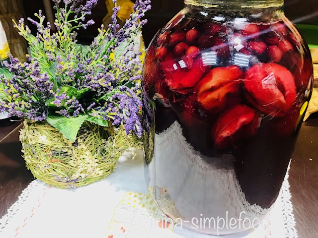 Компот из сливы, черноплодной рябины и калины
