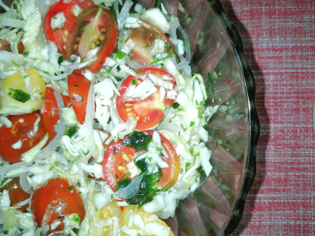 Салат из капусты с разноцветными помидорами