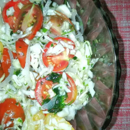 Салат из капусты с разноцветными помидорами