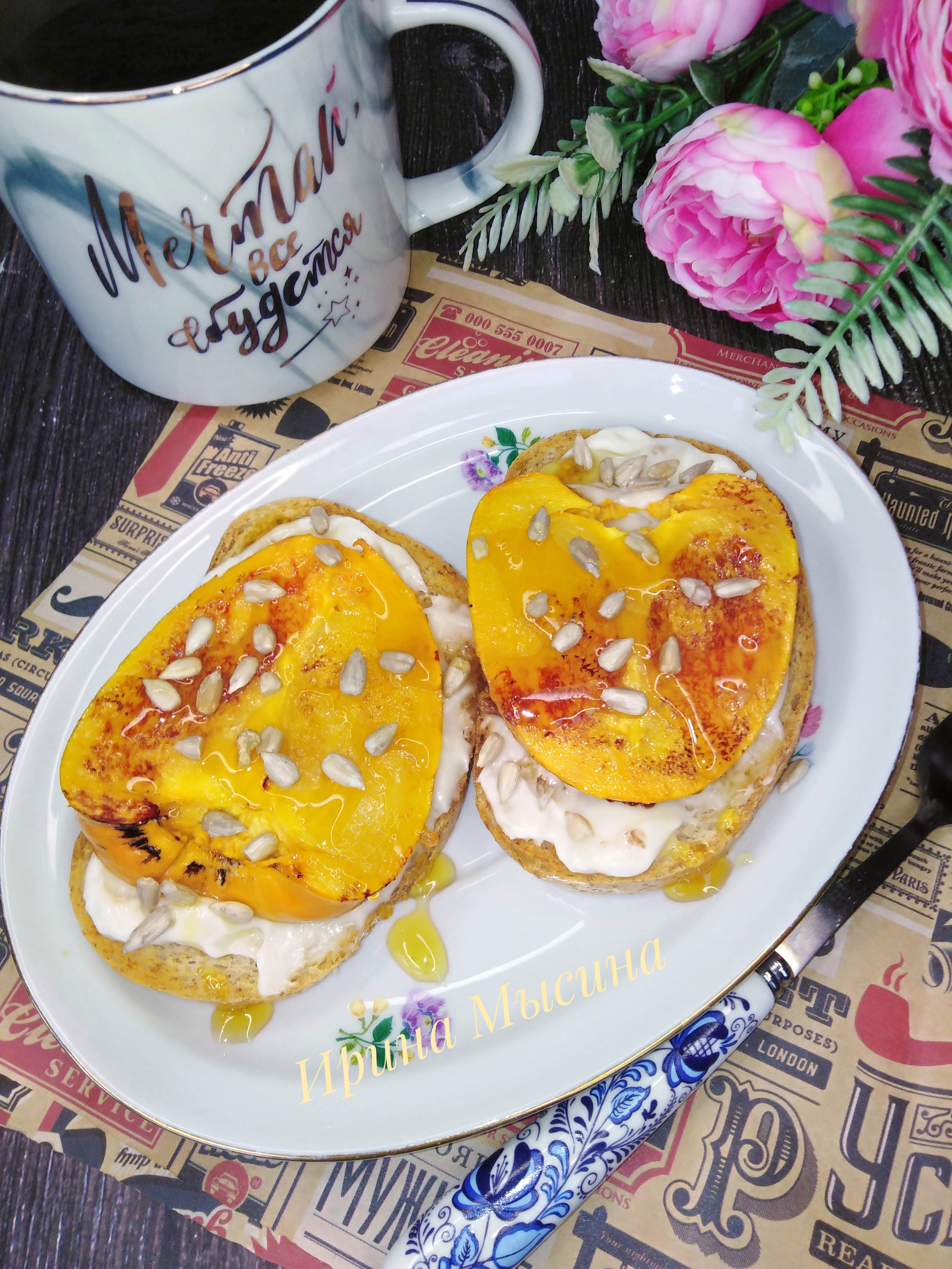 Тосты с плавленым сыром и жареной хурмой