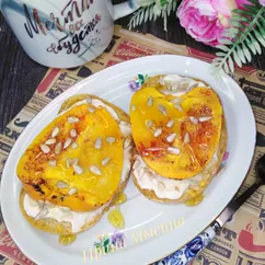 Тосты с плавленым сыром и жареной хурмой  