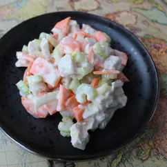 Салат из моркови, сельдерея и куриного филе с йогуртом