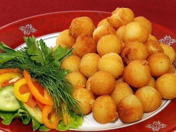 Картофельные шарики в панировке из отрубей с сыром