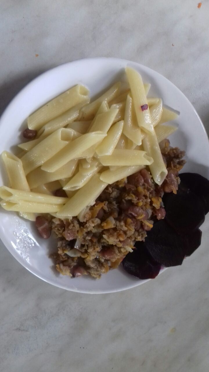 Макароны с фаршем и красной фасолью