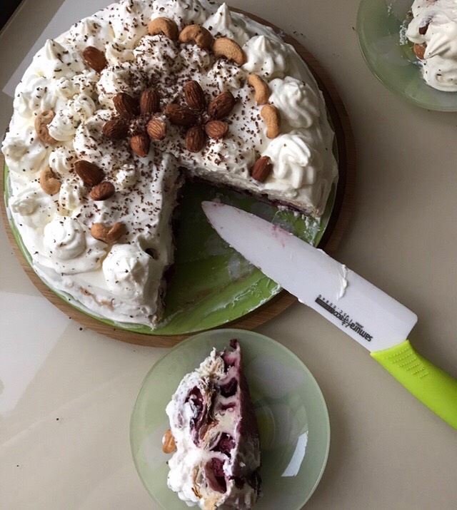 Воздушный торт из слоеных трубочек с вишней и кремом – пошаговый рецепт приготовления с фото