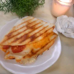 Треугольники из лаваша с ветчиной и сыром