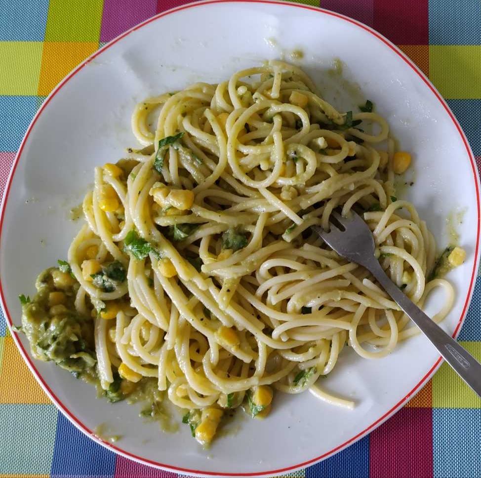 Спагетти с авокадо и кукурузой (веган)