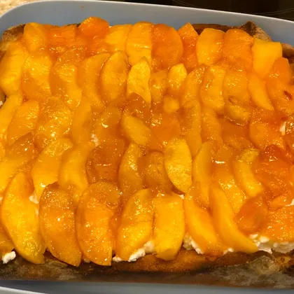 Пирог с карамелизованными персиками