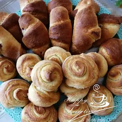 Творожные рогалики с клубникой и розочки с сахаром 🥐🥐🥐🌹