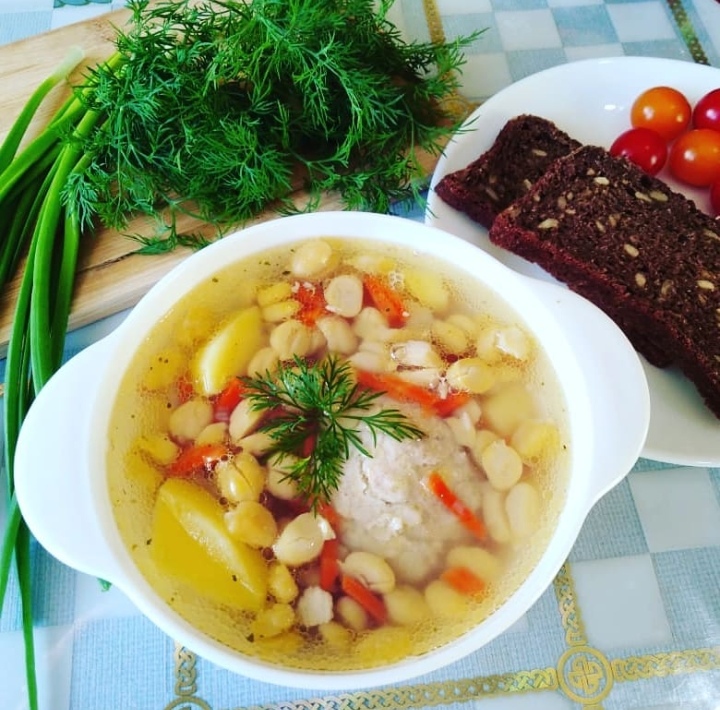 Паровой нутовый суп с мясом и овощами
