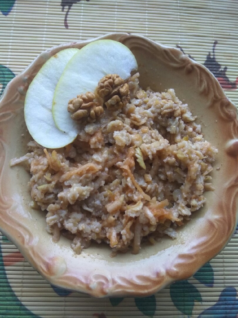 Овсянка с яблоком и грецким орехом