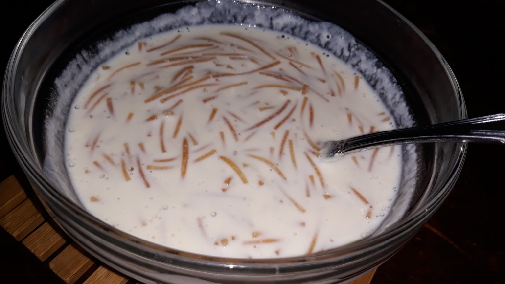 Молочный суп с жареной вермишелью и корицей