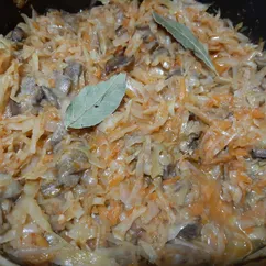 Тушёная капуста с грибами и овощами