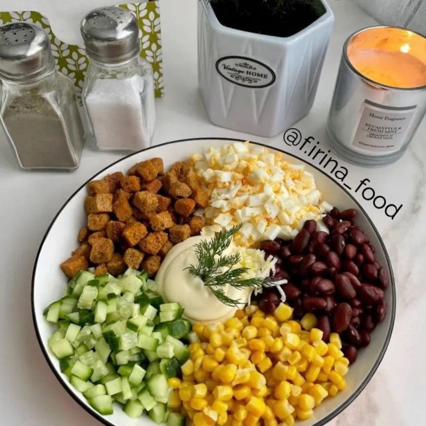 Салат с фасолью, кукурузой и сухариками