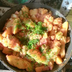 Молодой картофель с мясом и чесноком