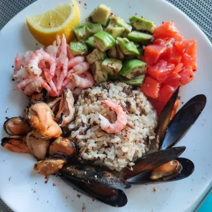 💥Бурый и дикий рис с морепродуктами, семгой и авокадо 💥