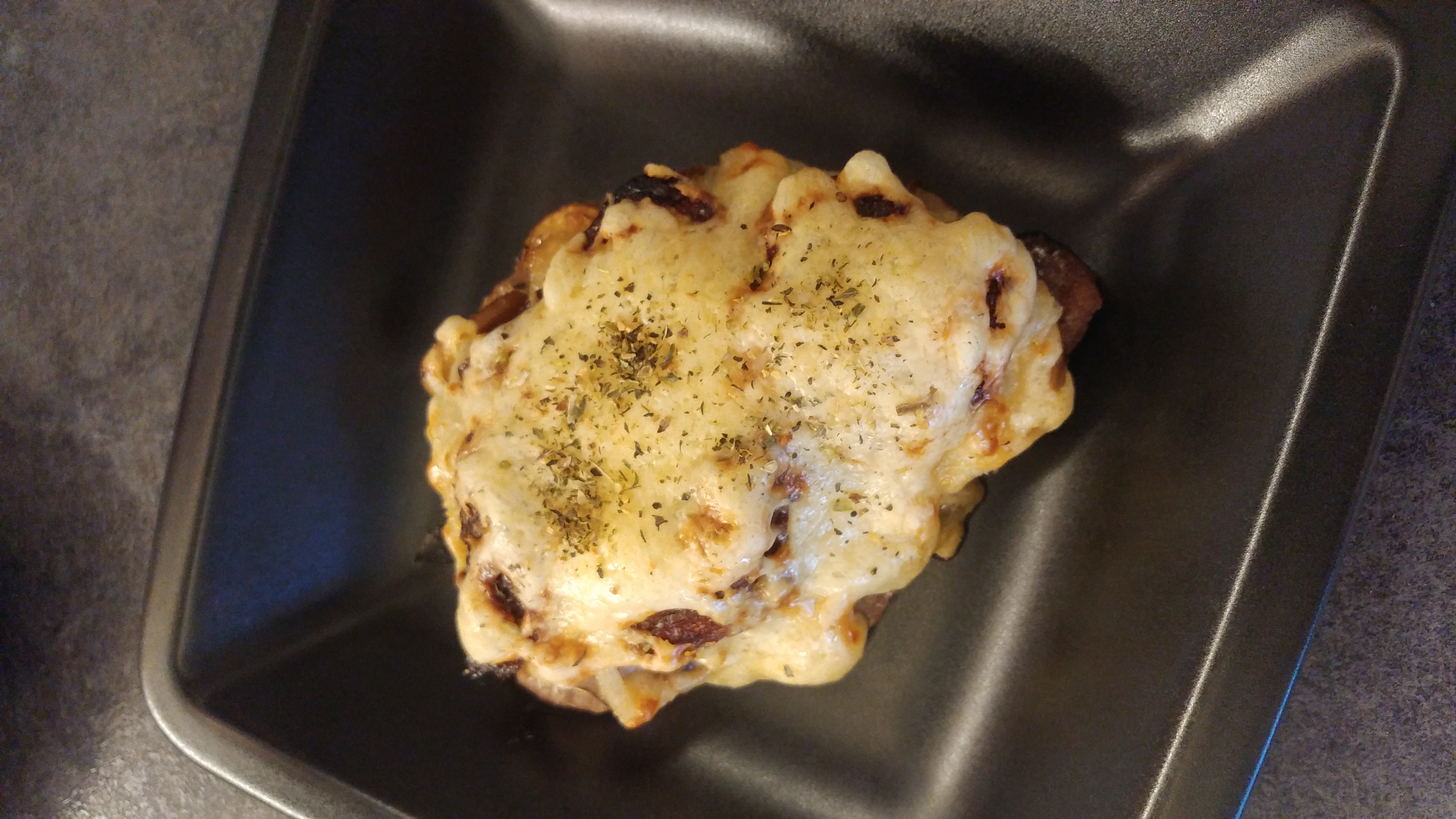 Запеченная свинина под сырной шапочкой