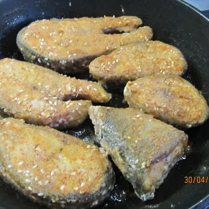 Рыба жареная в кунжуте  картофельным пюре