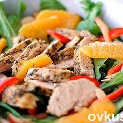 Салат с куриной грудкой, рукколой и апельсином