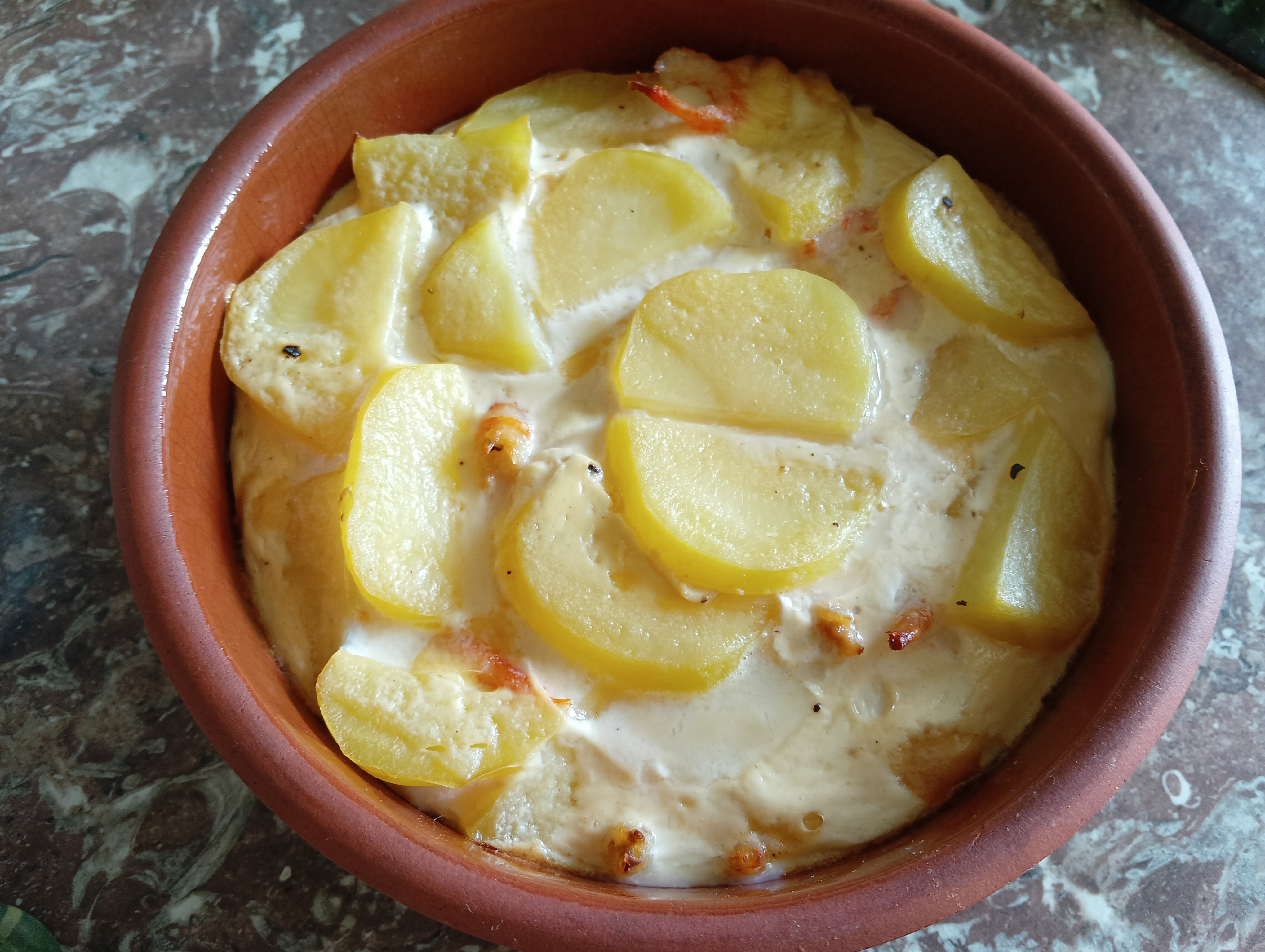 Картошка с сыром и креветками под яично-йогуртной заливкой в духовке