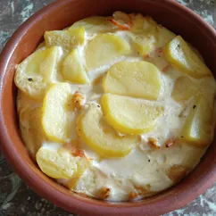 Картошка с сыром и креветками под яично-йогуртной заливкой в духовке