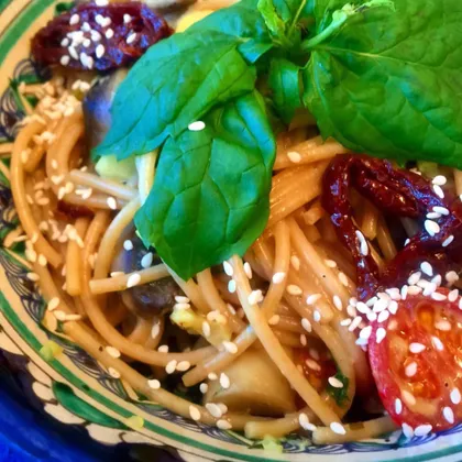 Спагетти с шампиньонами, черри и вялеными томатами