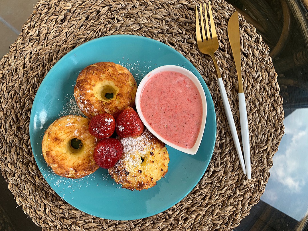 Воздушные ПП сырники с клубничным соусом