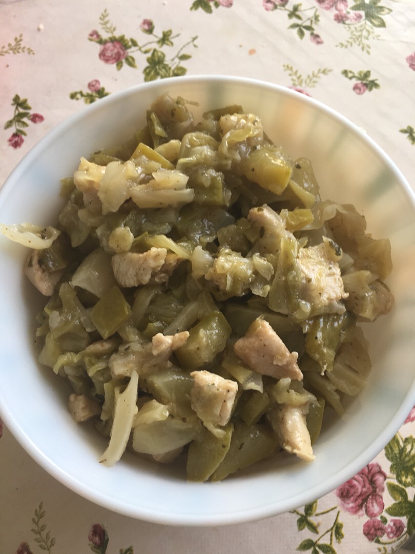 Тушеная капуста с кабачком и куриной грудкой