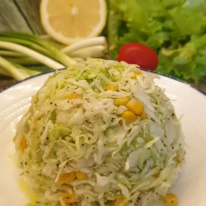 Салат из молодой капусты с кукурузой и мятой