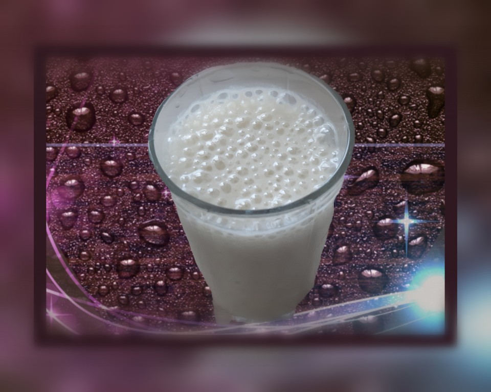 Молочный коктейль с бананом и сиропом шиповника