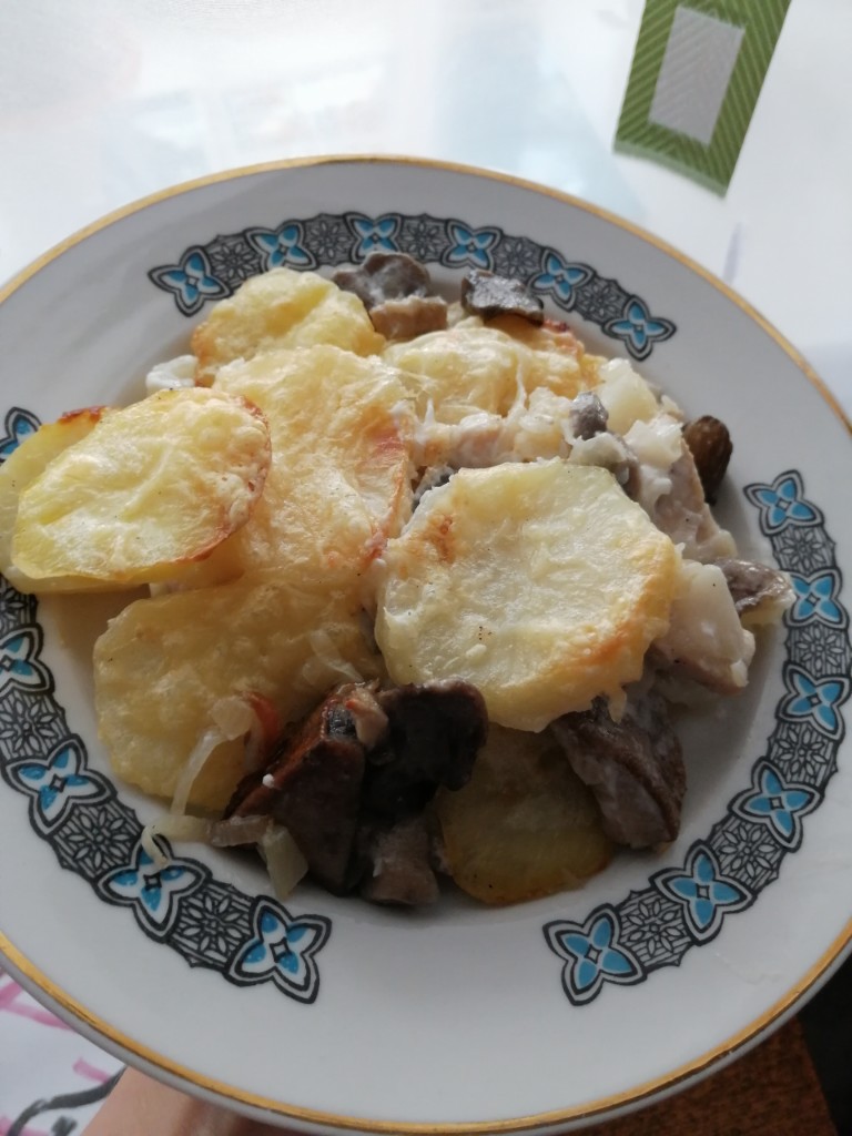 Картофель с курицей и грибами под сыром